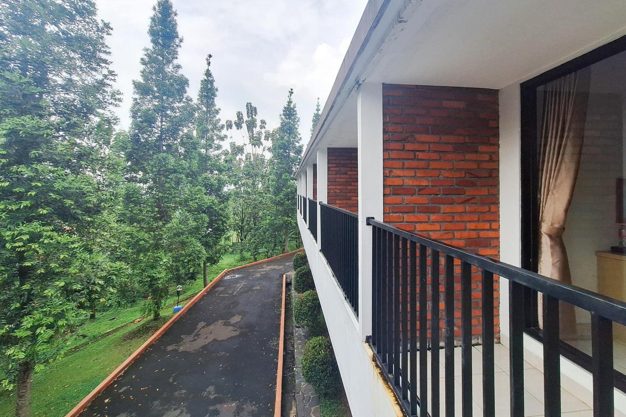 Reddoorz Resort At Tridaya Cisarua Puncak Exterior photo